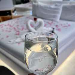 Sybaris Pool Suites - Bed and wine glass