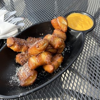 Legends Grill and Bar - Pretzel bites - good - Burgers Near Me - Woodridge, Illinois