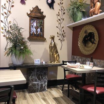 Qcurrys Indian Kitchen - Dining room - Pop-Up Restaurants Near Me - Wheaton, Illinois