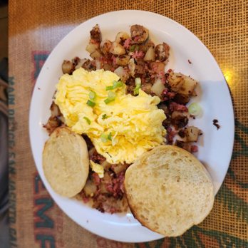 Crossroads Cafe - Corn beef hash with English muffin & scrambled eggs - Cafes Near Me - Joshua Tree, California Crossroads Cafe - Corn beef hash with English muffin & scrambled eggs - Cafes Near Me - Joshua Tree, California