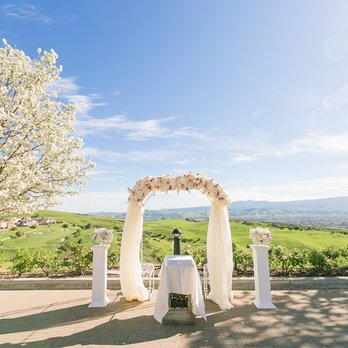Bings Design - Photo by Junshien International - Floral Designers Near Me