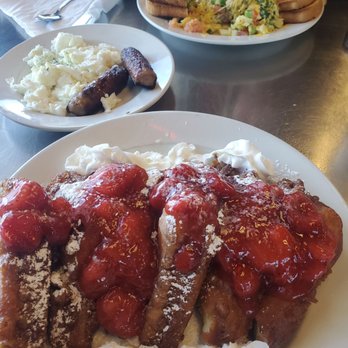 Jamie's Cafe - Veggie scramble and deep fried strawberry French toast with egg whites and pork sausage - Cafes Near Me - Elk Grove, California