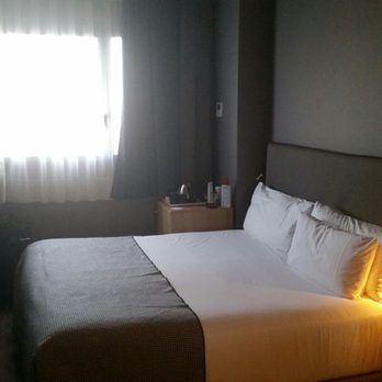 Yurbban Trafalgar - Good size bed, small room. Works perfect. Just big enough to get clean up to go out and to sleep after a long night. - Hotels Near Me - Barcelona, B