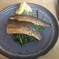 Restaurant Brücke - Loup de Mer mit Blattspinat und Röstkartoffeln.