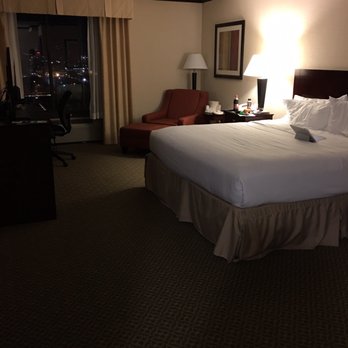 Hotel Burbank - Large room with city view. King bed with lots of pillows! - Hotels Near Me - Burbank, California