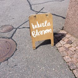 Kahvila Blossom - Pikkuiruiset kyltit ohjaavat kahvilaan.