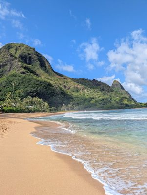 Tunnels Beach by null