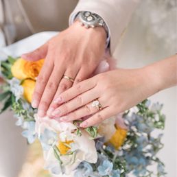 Oval-shaped diamond with nova band and matching yellow gold wedding bands Oval-shaped diamond with nova band and matching yellow gold wedding bands