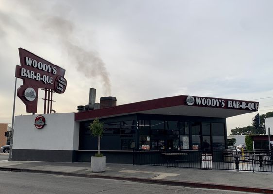 Woody's Bar-B-Que by null