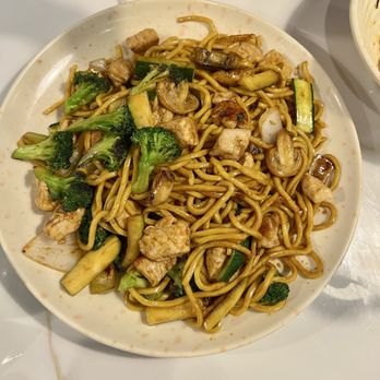 Sakura 18 - Chicken lo mein - Japanese Near Me - Shepherdsville, Kentucky Sakura 18 - Chicken lo mein - Japanese Near Me - Shepherdsville, Kentucky