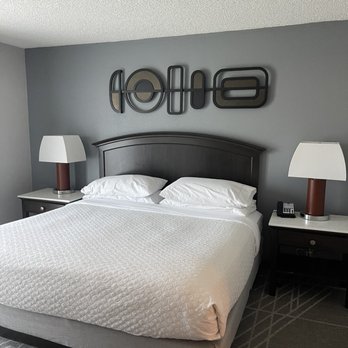 Embassy Suites by Hilton Milpitas Silicon Valley - King size bed. - Hotels Near Me - Milpitas, California