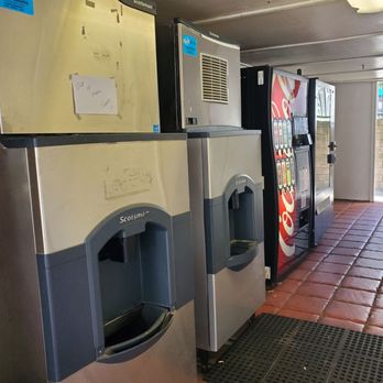Super 8 By Wyndham - Broken ice dispensers and vending machines - Hotels Near Me - Livermore, California