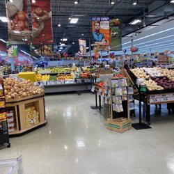 Strack and Van Til - Produce department