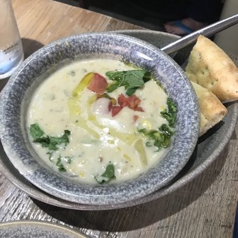 Moku Kitchen - Chowder - Cocktail Bars Near Me - Honolulu, Hawaii