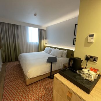 Hampton by Hilton Nuneaton - Entrance of super king room - Hotels Near Me - Nuneaton, WAR