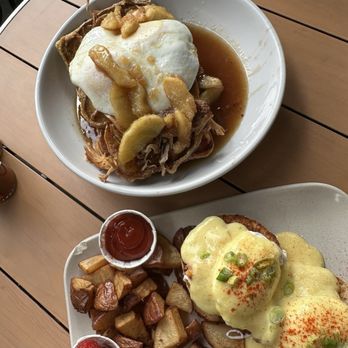 Trenchers Kitchen & Tap - Pulled Pork French Toast Crab Benedict - Gastropubs Near Me - Renton, Washington Trenchers Kitchen & Tap - Pulled Pork French Toast Crab Benedict - Gastropubs Near Me - Renton, Washington