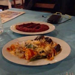 Osman Ertan Restaurant - Mezze vooraf; dit keer aubergine, tomaat en yoghurt en pepers en de hete pasta (soort sambal)
