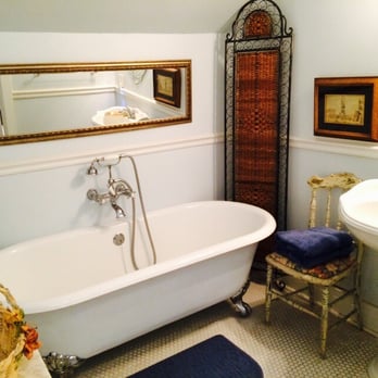 The Hampton House - Camellia room bathtub - Hotels Near Me - Walterboro, South Carolina The Hampton House - Camellia room bathtub - Hotels Near Me - Walterboro, South Carolina