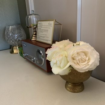 Bann at Oak Knoll Napa - All the flowers come from their gardens. - Bed & Breakfast Near Me - Napa, California Bann at Oak Knoll Napa - All the flowers come from their gardens. - Bed & Breakfast Near Me - Napa, California