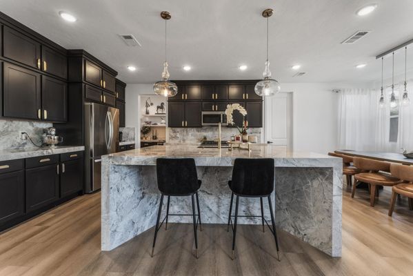 Kitchen Design - Bold Elegance The Perfect Blend of Black & Marble Kitchen Design - Bold Elegance The Perfect Blend of Black & Marble