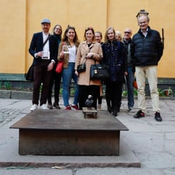 Yelp Stockholm Bucket List 2016 - Gruppfoto vid den minsta statyn
