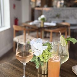 Vasili's - Rose, Hugo spritz, summer in Santorini
