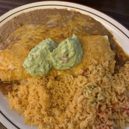 Ground beef burrito with guacamole but no sour cream Ground beef burrito with guacamole but no sour cream
