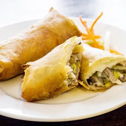 East Flour - Vegetable spring roll with sweet chili sauce