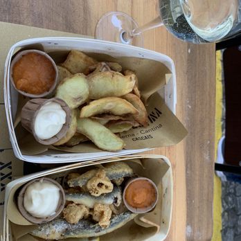 Taberna Clandestina - Papas Bravas & fried Squid/fish - Bars Near Me - Cascais, 11