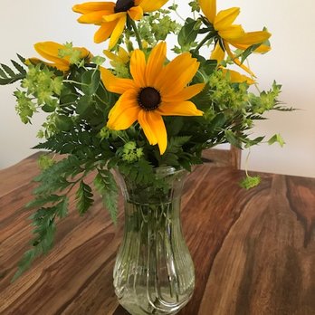 Char's Flower Shoppe - and what was actually delivered - Florists Near Me - Warwick, Rhode Island