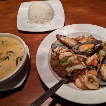 Thai Thani - Seafood clay pot and red curry with chicken. - Thai Near Me - Orlando, Florida