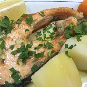 Restaurante Caravela de Cascais - Grilled salmon - Seafood Near Me - Cascais, 11