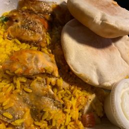Grilled chicken and saffron rice with bread & garlic sauce