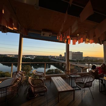 P6 - P6 Patio - Cocktail Bars Near Me - Austin, Texas