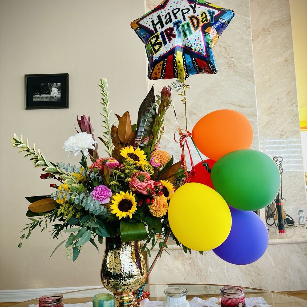 Birthday bouquet with unusual sunflowers and exotic designs. Amazing. Birthday bouquet with unusual sunflowers and exotic designs. Amazing.