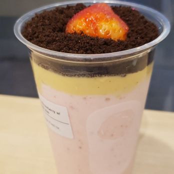 Machi Machi - Strawberry, crushed oreo, creme brule - Bubble Tea Near Me - Richmond, British Columbia