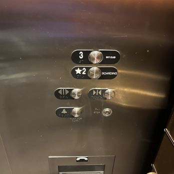 Delta SkyClub A43 - Elevators - Airport Lounges Near Me - Detroit, Michigan