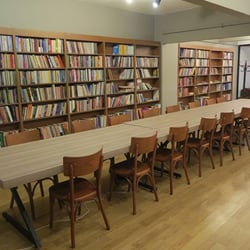 Akademi 1971 Kitabevi Cafe & Kütüphane - Kütüphane bölümü