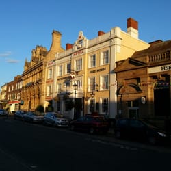 The Swan Hotel - The swan fr the street