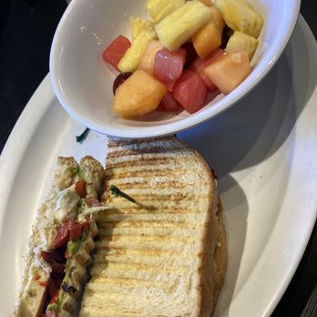 Healthy Eats - Pesto sándwich with fruit - Sandwiches Near Me - Monrovia, California Healthy Eats - Pesto sándwich with fruit - Sandwiches Near Me - Monrovia, California