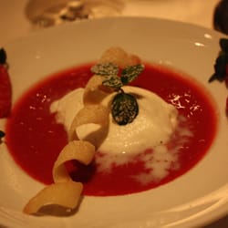 Hos Thea - Strawberry and champagne soup with vanilla meringue