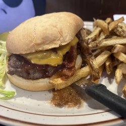 Lallos Bar & Grill - Texas burger