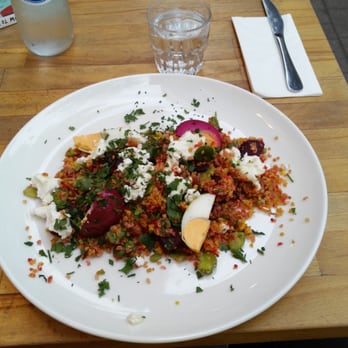 Veg Deli - Broad bean/ quinoa/ beetroot/ red onion/ curry eg/ goat cheese Bób/ komosa ryżowa/ burak/ czerwona cebula/ jajko/ ser kozi - Vegan Near Me - Warsaw, MZ