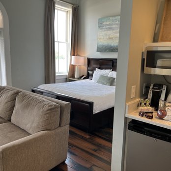 Olde Harbour Inn - Downstairs - Hotels Near Me - Savannah, Georgia