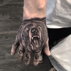 Kang Tattoo - Bear portrait on a hand