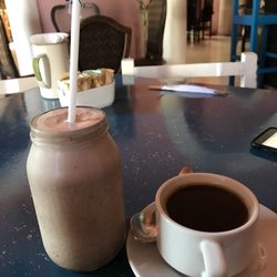Alma Calma - Choco banana smoothie. All these smoothies are delicious but not smooth, got some fine ice chunks in there