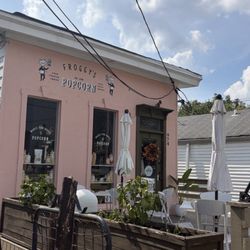 Froggy's Popcorn - Outside
