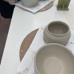 Hannghari Ceramic Studio - Wheel throwing
