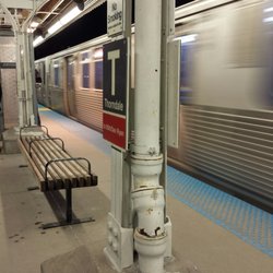 CTA - Thorndale - It feels narrow when both north and south bound trains simultaneously pull in and out.