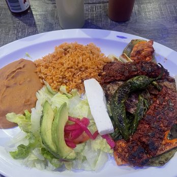 El Buca Restaurant - Plato muy mexicano: carne asada, pollo y chorizo. Nopal queso fresco, ensalada, arroz y frijoles. - Seafood Near Me - Bell Gardens, California